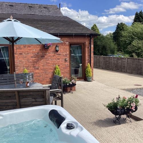 Holiday Cottage with hot tub near Ellesmere, Shropshire SY12